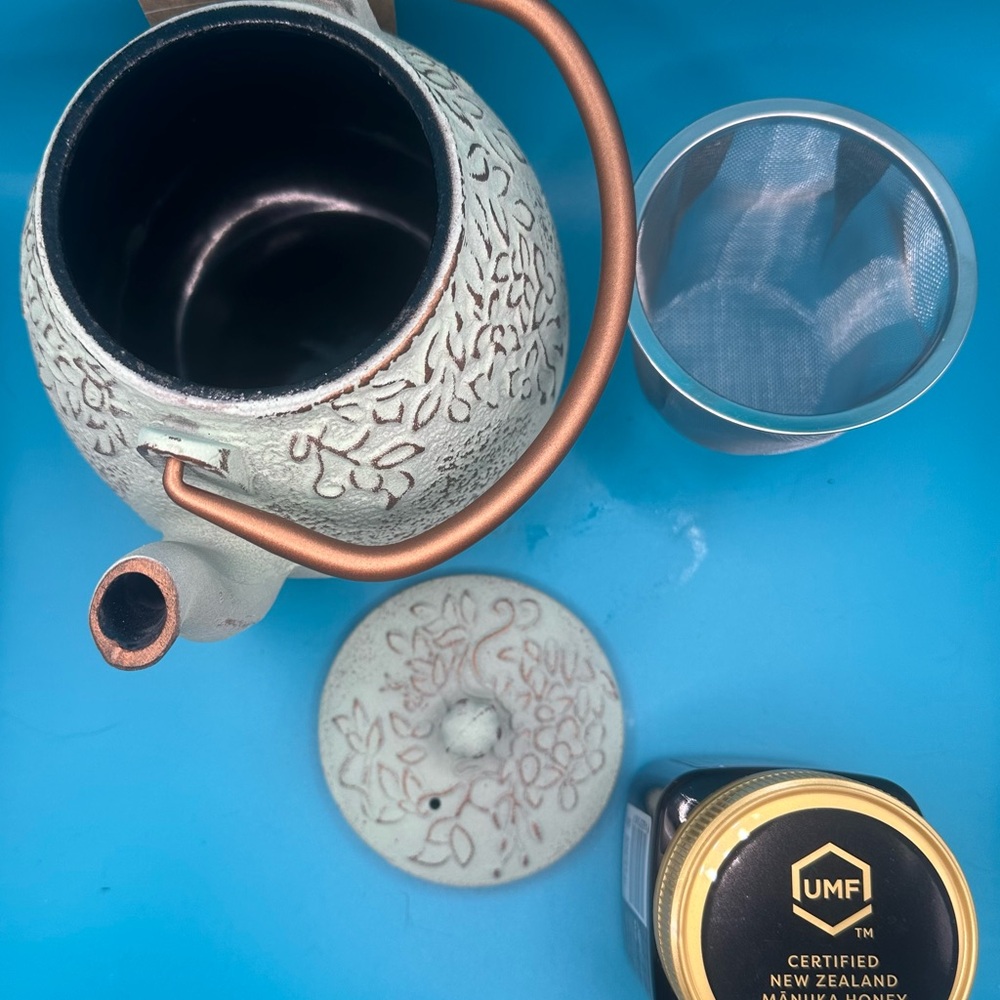 White and Brown Teapot with Manuka Honey - Picture 2 of 6